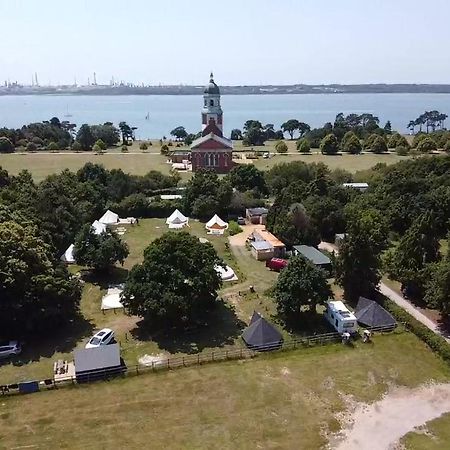 Bell Tent Glamping At Royal Victoria Country Park Southampton Exterior foto