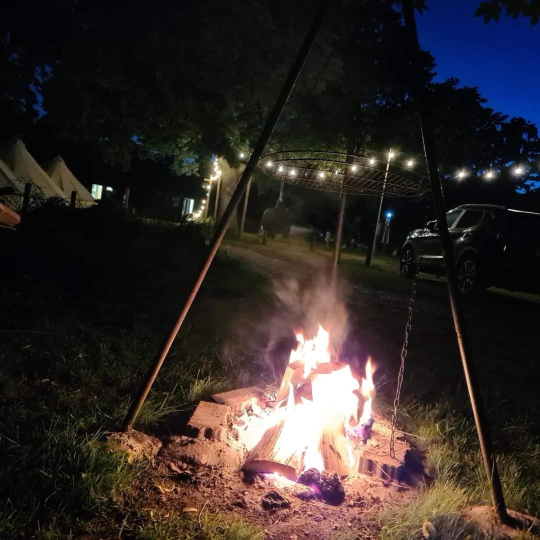 Bell Tent Glamping At Royal Victoria Country Park Southampton Exterior foto